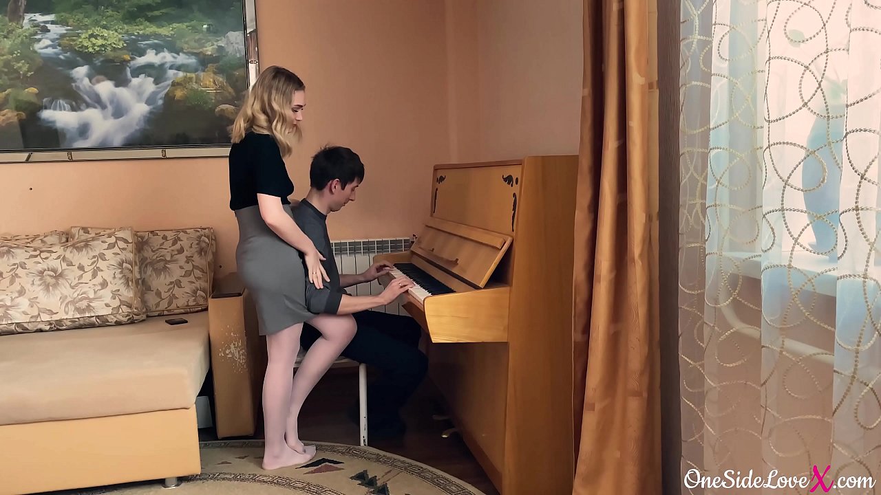 피아노 선생님은 학생의 성기를 깊숙이 빨고 그를 엿먹였습니다.